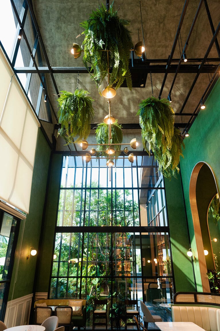 カフェのインテリアも緑が基調となっている。