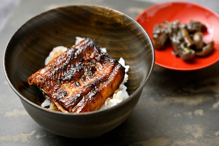 夕食の凌ぎ・郡山産の鰻の小さな丼。川で泳がせた鰻は天然のような脂を蓄え、肝煮も絶品。