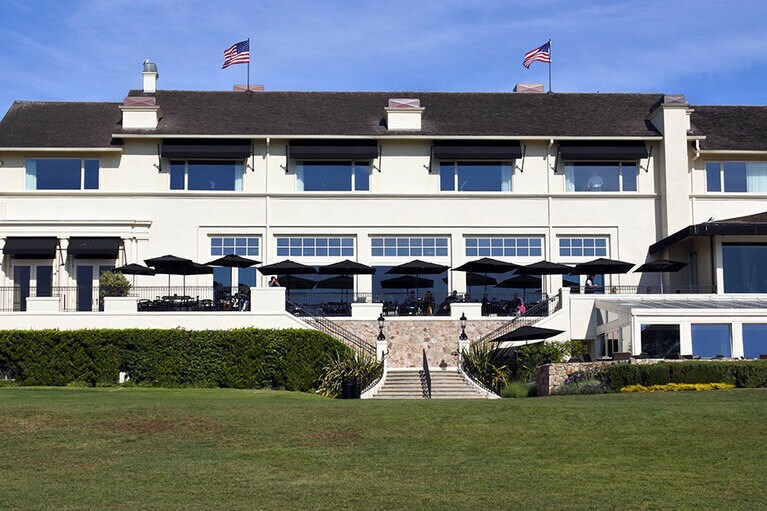 太平洋に面して佇む、白亜のザ・ロッジ。車通しにはポルシェなどの高級車がバレットパーキングの順番待ちをしていました。