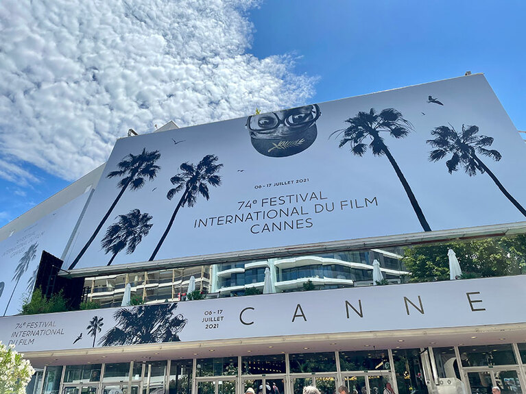 会場の外観。今年のアイコンは、審査委員長のスパイク・リー。誰よりも目立ってた。