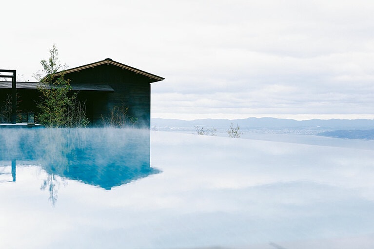 ここでしか出合えない別府の景色が広がるインフィニティプール。隣にはジャグジーもあり、夢心地の時間を過ごせる。