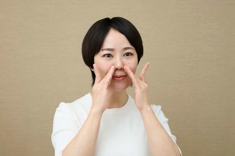 ほうれい線が始まる位置からスタート。