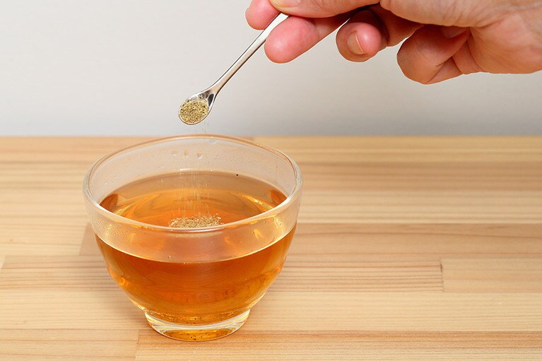 山椒をパラパラとふりかける。