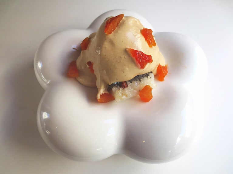 「ナツメクリームとチャルトック餅」850円。これは、黒ゴマのチャルトックを使っています。