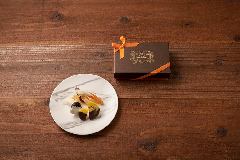 「ドライフルーツ×チョコレート(中)」12個入 1,944円／京橋千疋屋