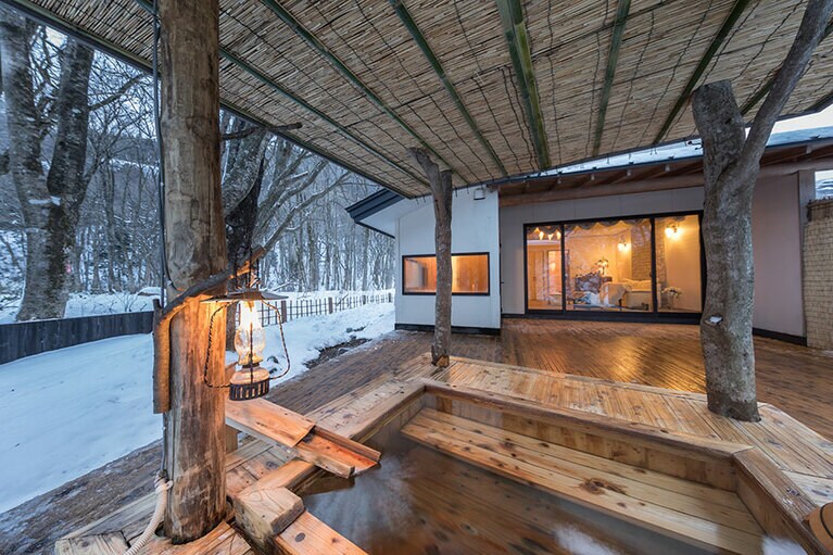 10室の客室は、源泉かけ流しの露天風呂付き。