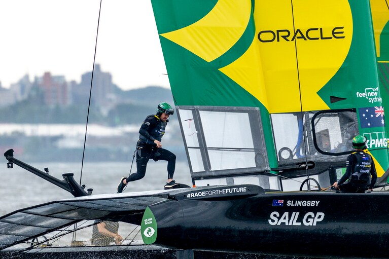 オーストラリアチームの操舵手を務めるのは、ロレックス テスティモニーでもあるトム・スリングスビー。クルーそれぞれが課せられた役割を忠実にこなす絶妙なチームワークで、ゴールへと突き進む。© Rolex/Simon Bruty for SailGP