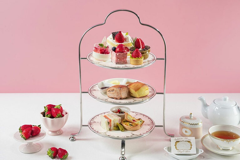 「アフタヌーンティーセット～ストロベリー～」料金：6,200円（税・サ込）、提供時間：12:00～、期間：2024年4月30日（火）まで。