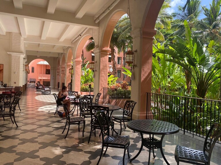 さわやかな風が吹き抜けるココナッツ・ラナイのカフェスペース。