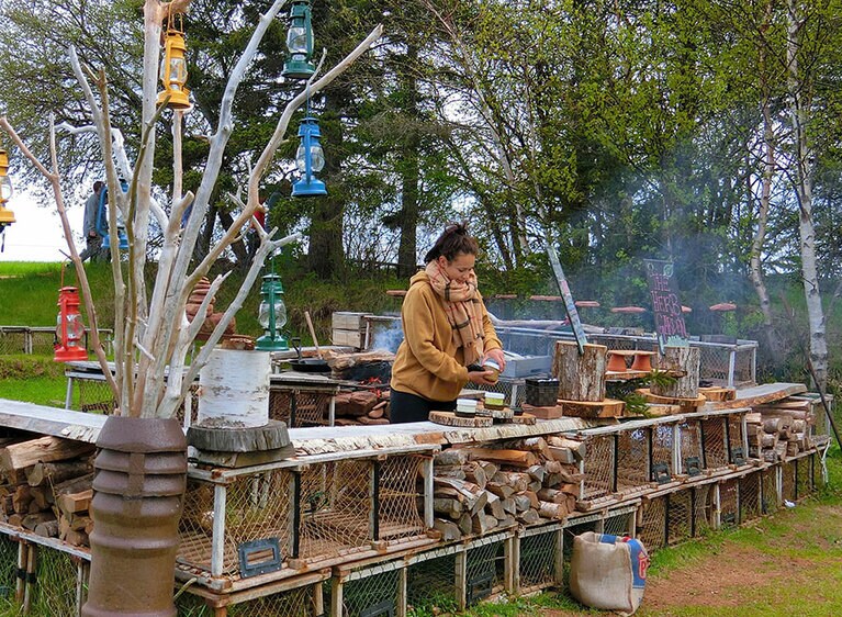 自家製ソーセージやタコスを屋外のグリルで地ビール片手に楽しむ。