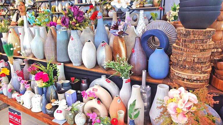 陶器素材は色も形も様々、自分だけのお気に入りを見つけてみては。