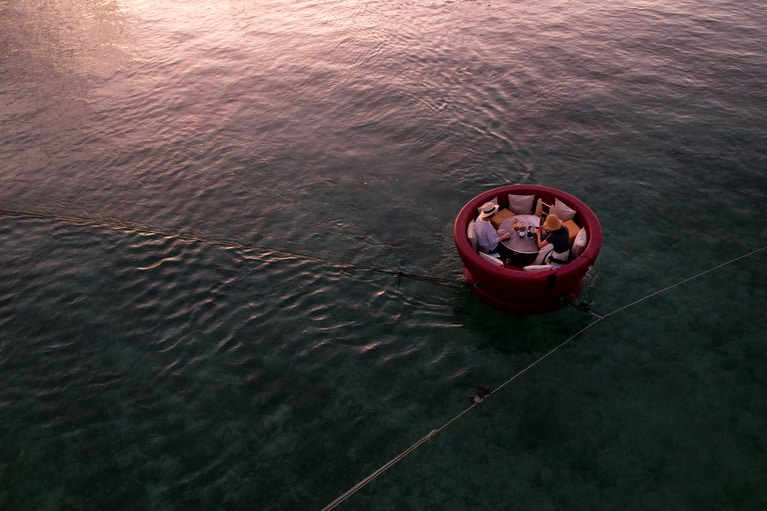 漂流？　いえいえ安心安全の「海上ラウンジ」です。