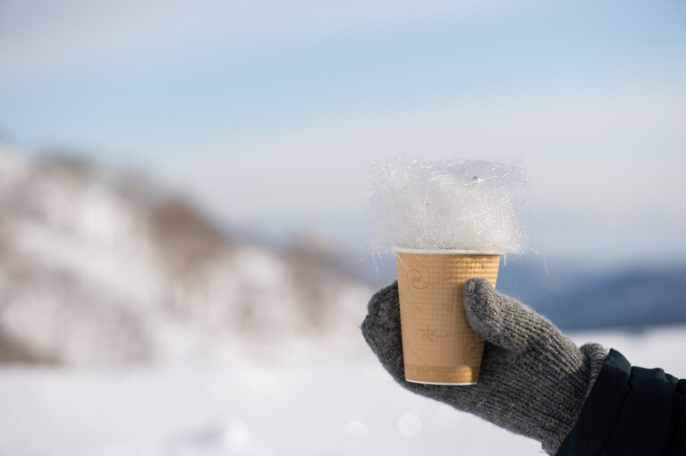霧氷のように見えるのは、飴細工。ユニークな「霧氷コーヒー」は雪の中で飲むからこそおいしい。