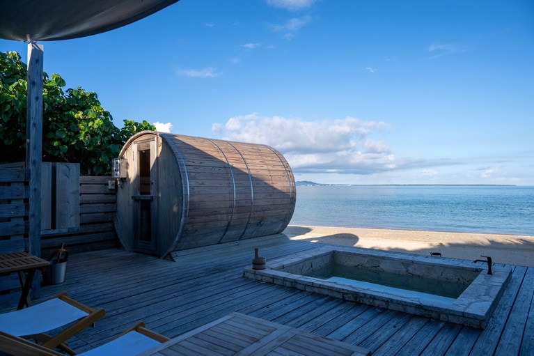 ビーチに設えたバレルサウナのデッキ、水風呂も手作業で。