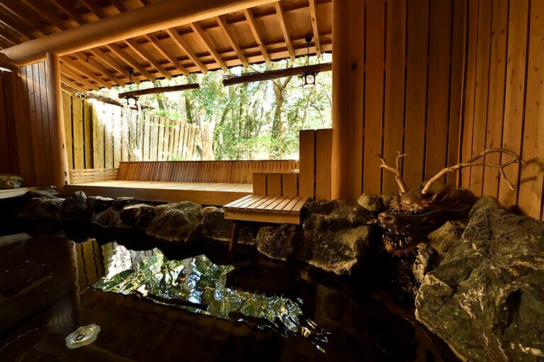 石見神楽のおろちなど、ご当地ならではのモチーフを取り入れた大浴場 (女湯)。