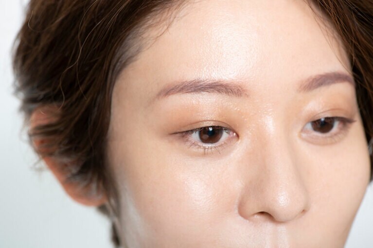 ブラウンのアイシャドウで自然な陰影を作る。アイラインは目頭から目尻までしっかりと引き、マスカラも使用。時々眼鏡を掛けながらバランスを確認しましょう。