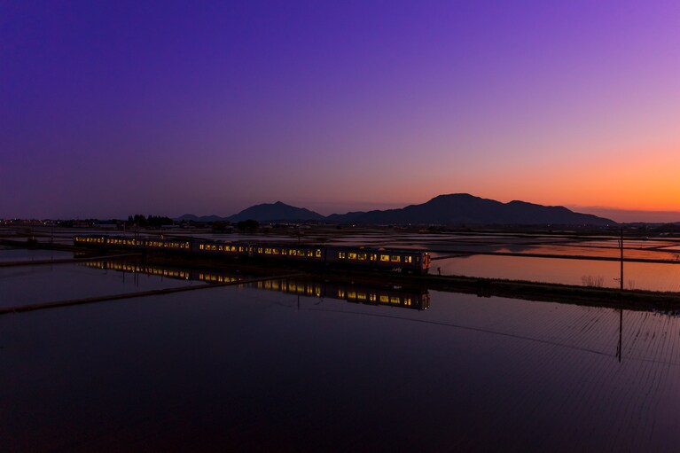 「トワイライト列車に乗って」　大西理奈 2025年5月8日、赤塚駅近郊の跨線橋