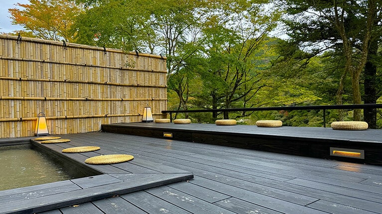 山と渓谷を館内でもっとも間近に感じられるテラス。