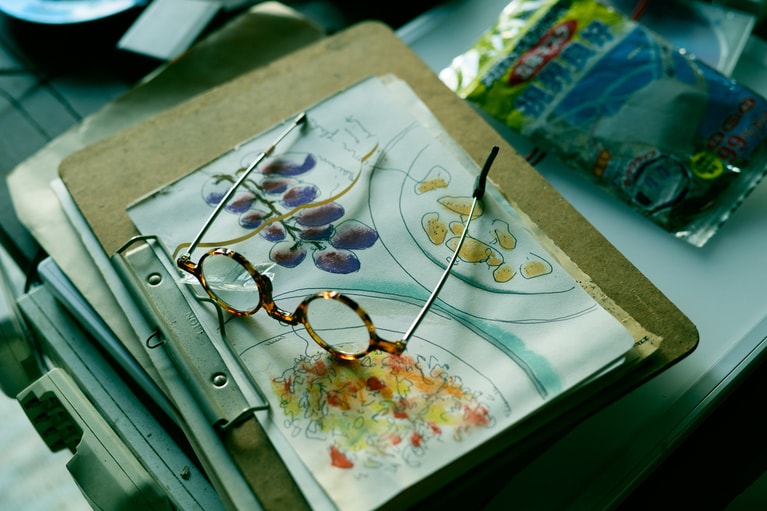 美しいイラストと徹さんのメガネ。