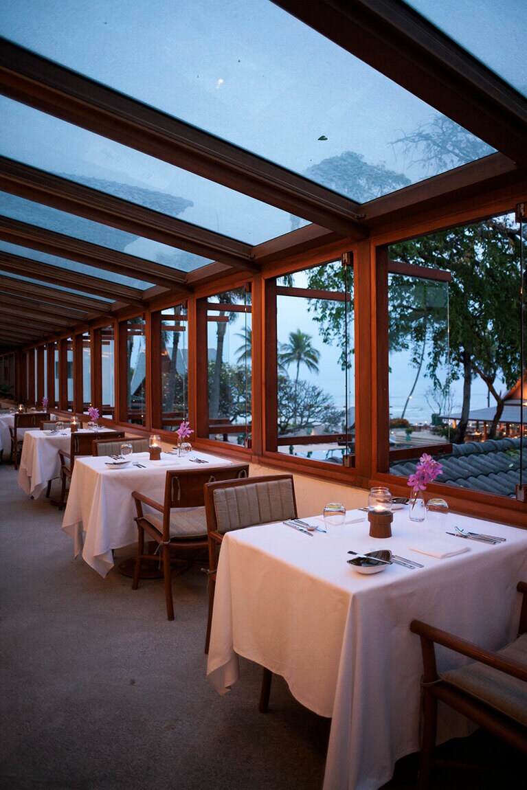 美しい夕景を一望できるテラス席。