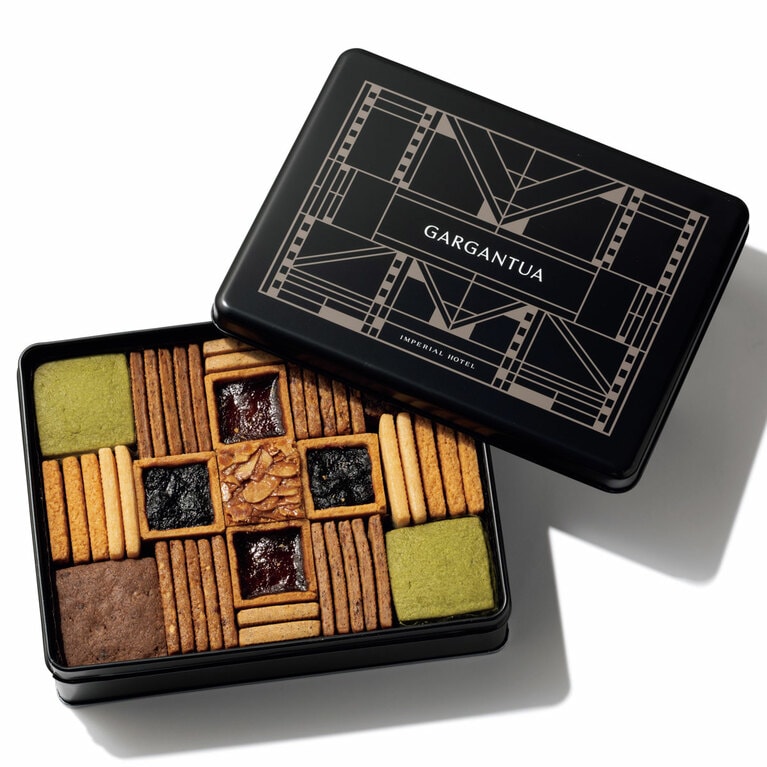 「プレミアムクッキー缶」10種類入り 8,424円／帝国ホテル 東京 ホテルショップ「ガルガンチュワ」。11月にリニューアルしたパッケージデザインは、帝国ホテル館内のステンドグラスをモチーフにしたもの。高いブランドイメージも心遣いの一つ。