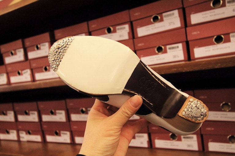 靴のコーナーにあるのは裏にビスが打たれたフラメンコ用の靴。