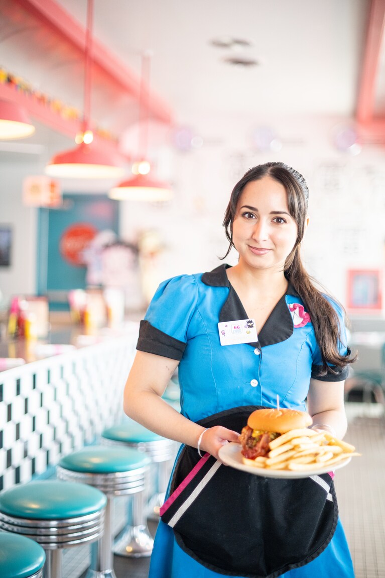 笑顔のスタッフが記念撮影にも気さくに応じてくれます。