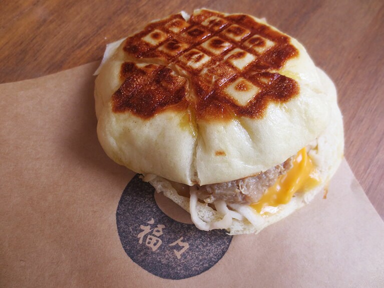 1月登場の新商品「豚まん屋さんの朝ごはん」380円。