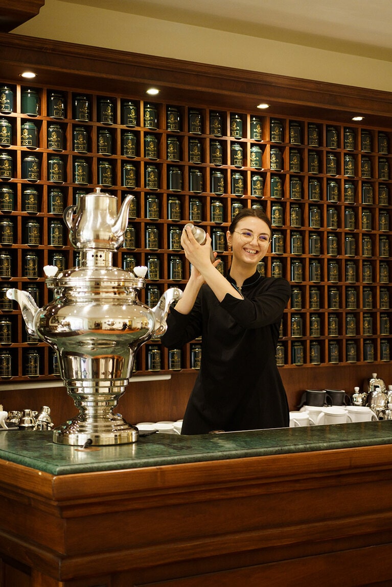 アイスティーやフルーツティーは、熱いお茶を氷とともにシェイクした上で提供される。