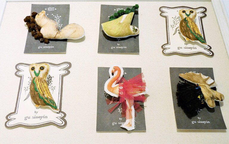 無地のTシャツやコットンのシャツなどに合わせたい、センスが光る動物のブローチ。