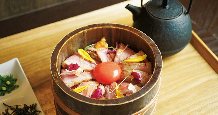 鴨のひつまぶし2,350円。ウニ350円、イクラ350円などをトッピングするのもいい。