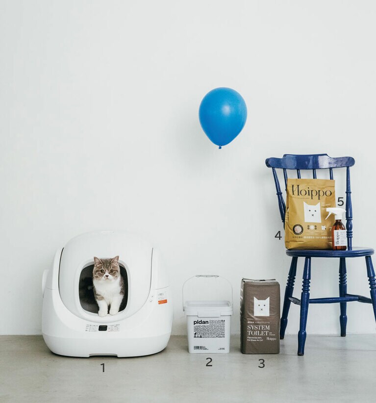 1：CATLINKの自動ネコトイレ「SCOOPERSE」。W59.9×D53.5×H54.4cm 51,800円／OFT STORE 
2：pidanの3種猫砂ミックス（密閉ボックス入り）。5.2kg 3,550円／pidan 
3：Hoippoの植物由来89％ペットシーツ 猫システムトイレ用 50枚入り 1,540円／ヘンリー 
4：Hoippoの植物由来100％おから猫砂 7L 990円／ヘンリー 
5：Hoippoの自然由来 抗菌消臭スプレー 300ml 2,200円／ヘンリー