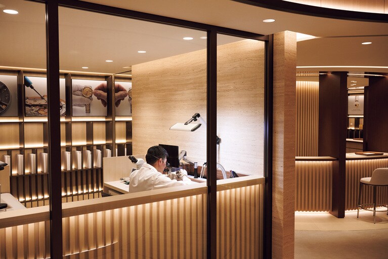 地下1階では、ブランド独自のトレーニングを受けた技術者に、アフターサービスの相談ができるのも嬉しい。