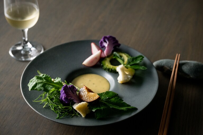 コースでは甘いものだけでなく料理も。「旬菜」は、季節の生野菜と茹で野菜を、ライム、バイバックル、ハチミツ、マスタードのオリエンタルなディップとともに。ワインは、リースリングを。