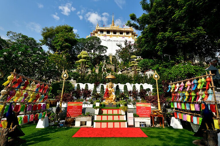 黄金の丘の麓の境内から、頂上に立つ仏塔を望む。