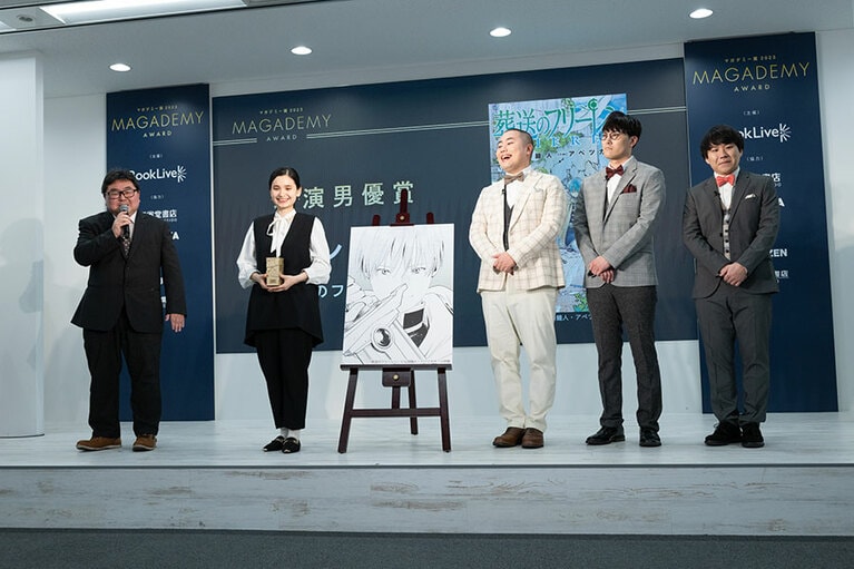 左から：丸善ジュンク堂書店の⼩磯洋さん、⼩学館の本⽥そにあさんとハナコ。