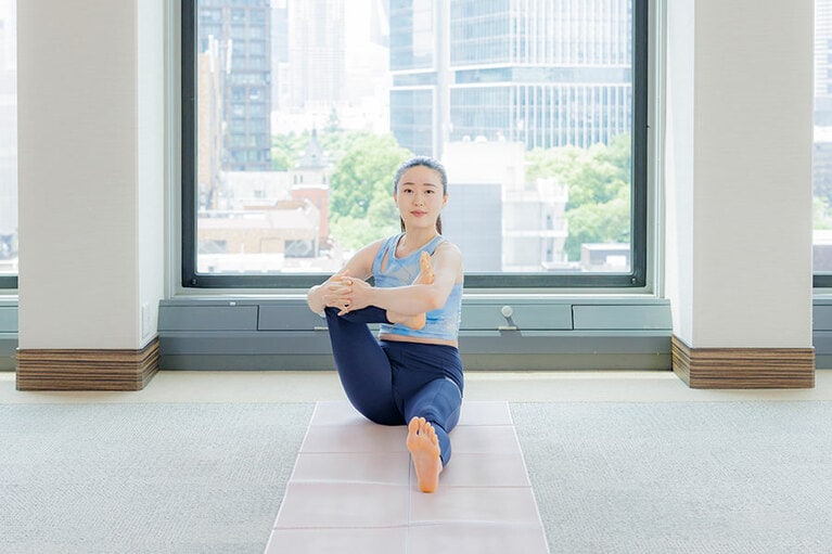 脚を左右に揺らして股関節をほぐす。