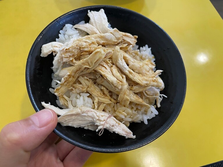 ちょっと濃いめのタレなので、しっかりと混ぜてご飯になじませてから食べましょう。小は70元、大は90元。