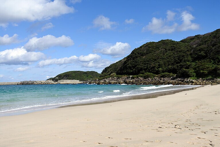 浦田海水浴場。ダイビングやフィッシング、キャンプも楽しめます。