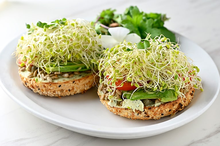 “ベジ・ベーグル” 19.95ドルにはクリームチーズが入っているが、植物性チーズに変更可能。