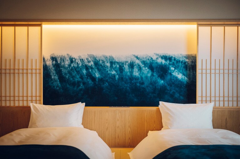 地元の｢天野紺屋｣によるアートワークをヘッドボードに。