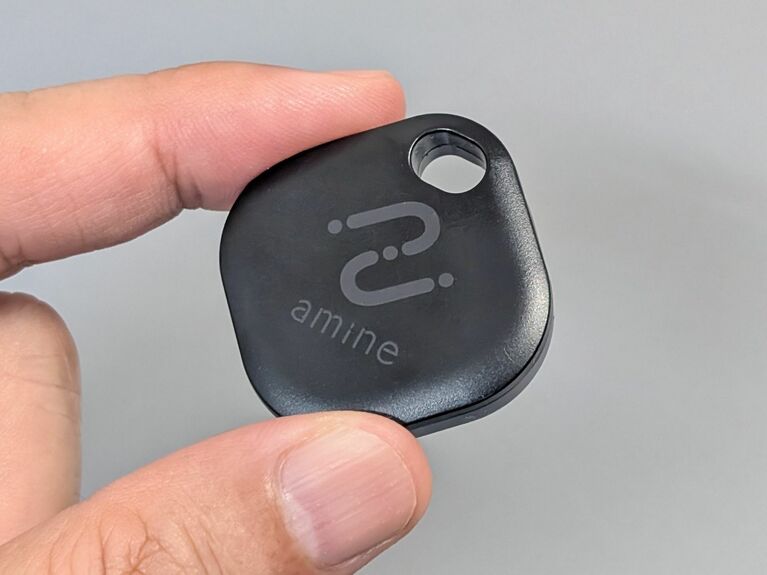 本体外観。ひし形に近い形状をしており、上部にはストラップホールを搭載しています