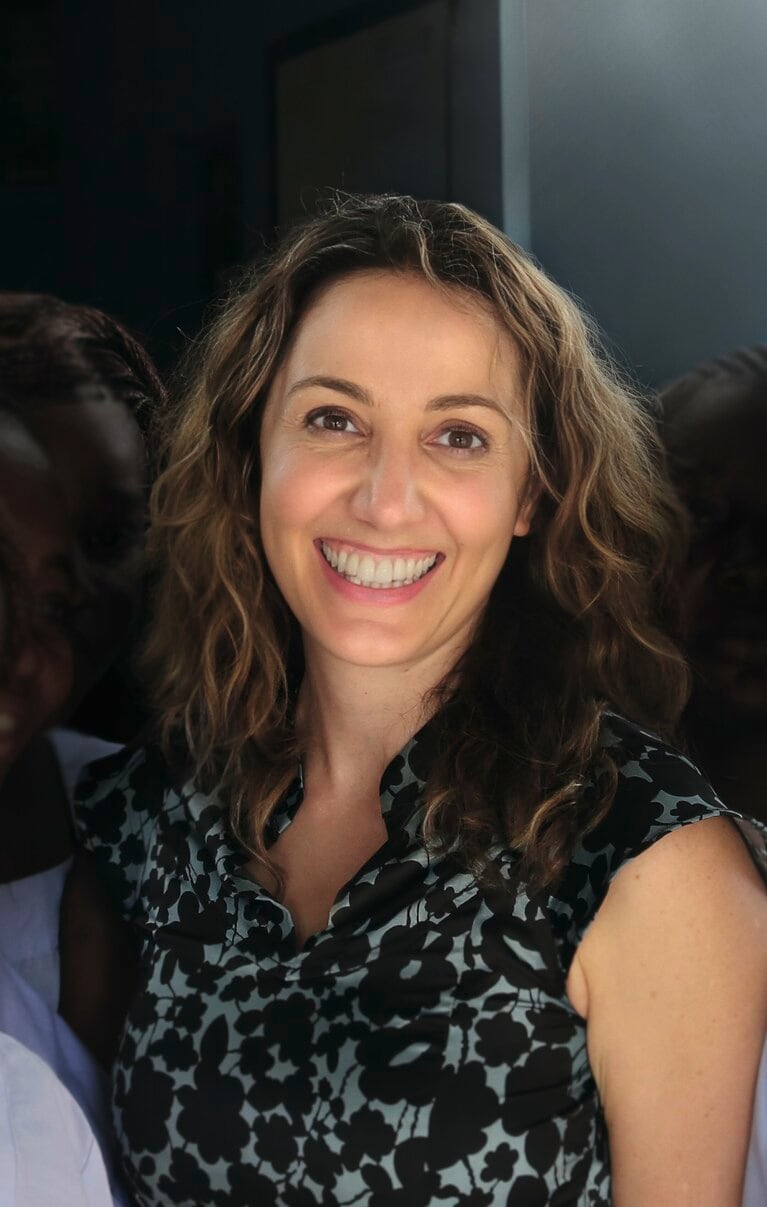 先駆的技術の開発を通じて西アフリカの伝染病多発地域の最前線で闘ってきた遺伝医学者パルディス・サベティ氏。©Sabeti Lab