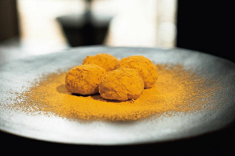 きな粉で覆われたベピ餅。餅の中には緑豆餡が。