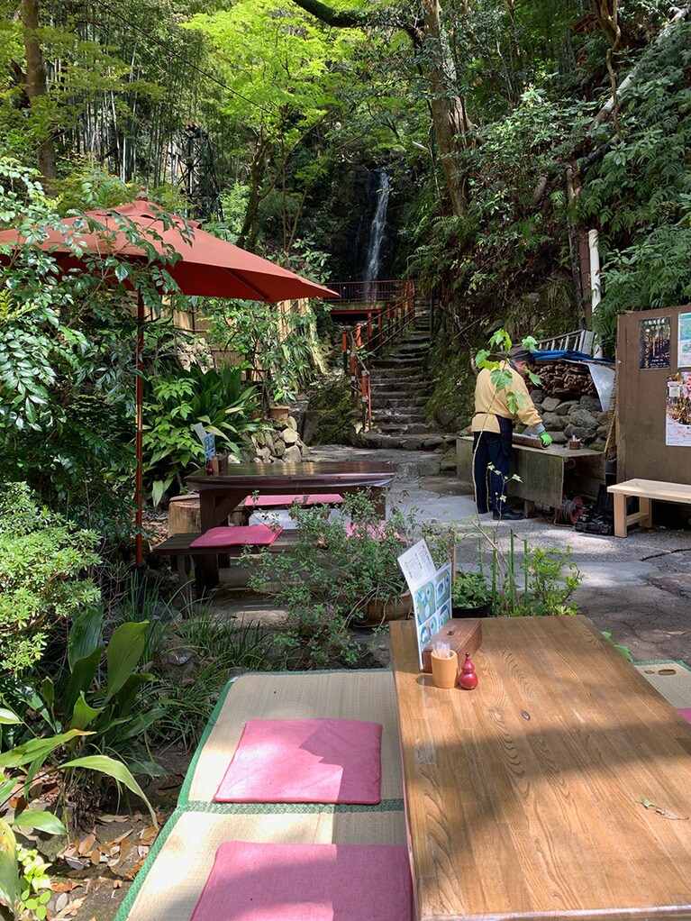 滝を眺めながらお茶することができる「不動滝茶屋」。