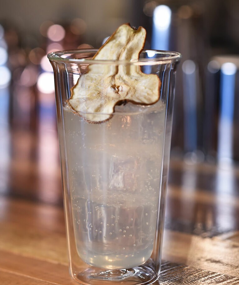 『ワンペア』1,500円。オーク樽で短期間熟成された100％アガベテキーラをベースに、和梨のリキュール、セロリビターズが加わる爽やかカクテル。梨の上品な香りとテキーラの青々しさがマッチする。上に浮かぶのは、自家製の梨のドライフルーツ。