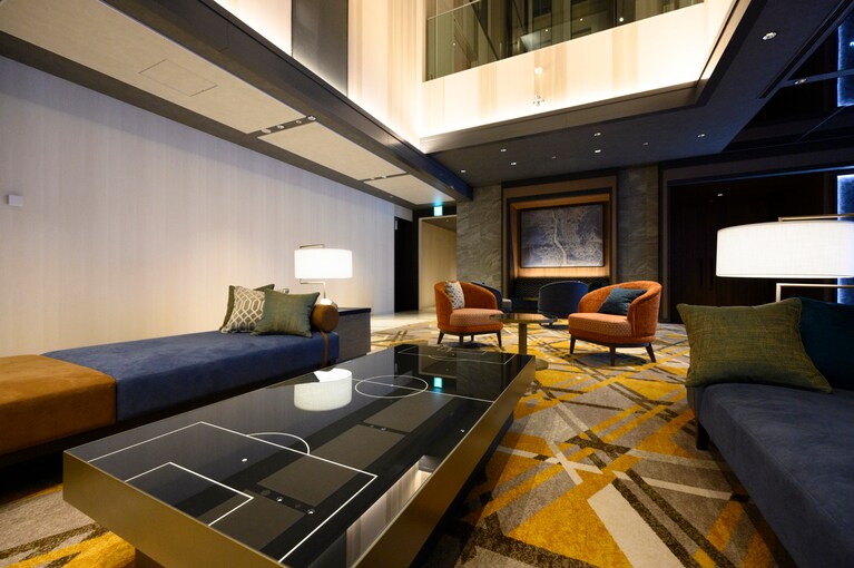 ロビーのテーブルはサッカーコートのデザインにするなど、遊び心も。ホテル内にはスポーツをモチーフのインテリアがいろいろ。