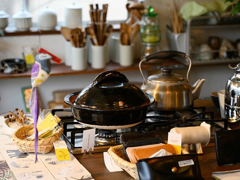 店内にはコンロもあって、土鍋などのおさまりの良さを実際に眺められるのも魅力。