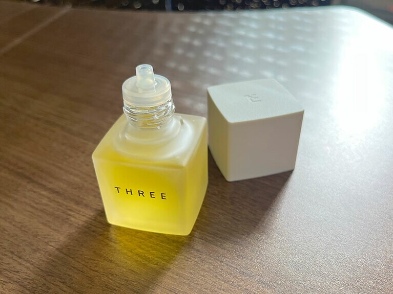 甘みのあるローズとスパイシーなハーブが調和した幸福感あふれる香り。植物の恵みで、肌をふっくらと。エミング フェイシャル オイルエッセンス R 30mL 14,850円／THREE