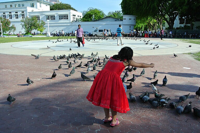 共和国広場で見かけた、おしゃれした女の子。家族とのお出かけでしょうか。